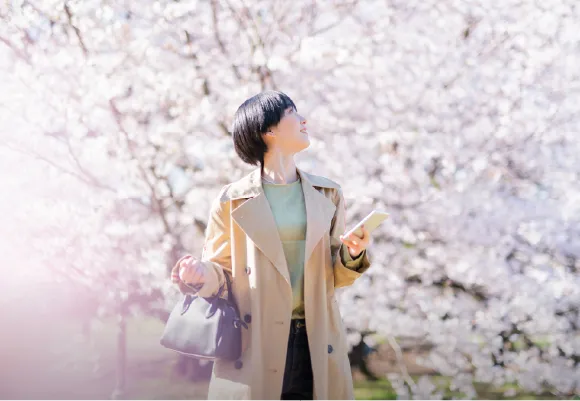 桜を見上げる女性